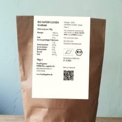Bio Haferflocken Großblatt abgepackt in brauner Papiertüte mit Nährwertangaben auf weißem Zettel