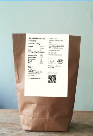 Bio Haferflocken Großblatt abgepackt in brauner Papiertüte mit Nährwertangaben auf weißem Zettel