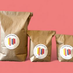 Braune Tüten mit FoodTogether Logo, 3 Stück von groß nach klein mit buntem Aufkleber