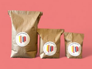 Braune Tüten mit FoodTogether Logo, 3 Stück von groß nach klein mit buntem Aufkleber