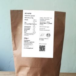 Bio Hafer ganzes Korn abgepackt in brauner Papiertüte mit Nährwertangaben auf weißem Zettel