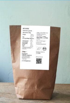 Bio Hafer ganzes Korn abgepackt in brauner Papiertüte mit Nährwertangaben auf weißem Zettel
