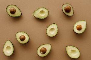 Mehre Bio-Avocados halbiert mit und ohne Kern von oben