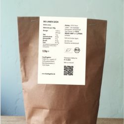 Bio Linsen Grün abgepackt in brauner Papiertüte mit Nährwertangaben auf weißem Zettel