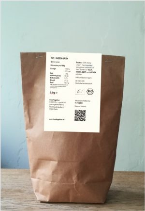 Bio Linsen Grün abgepackt in brauner Papiertüte mit Nährwertangaben auf weißem Zettel