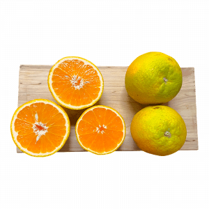 Bio Orangen aus regnerativem Anbau, 2 Stück mit Schalenverfärbungen und 3 aufgeschnittene Hälften
