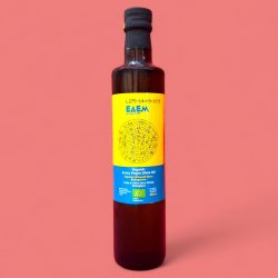 Edem Olivenöl 0,5l, gelbes Etikett mit blauer Schrift Flasche vor rosa Hintergrund