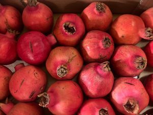 Granatäpfel in Kiste Sorte Acco in leuchtend roter Farbe