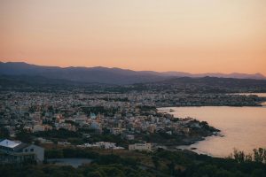 Chania in Griechenland auf Kreta, Abendstimmung über der Region am Meer