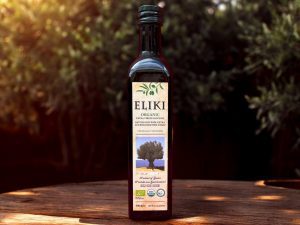Eliki Olivenöl 0,5l von vorne vor Olivenhain