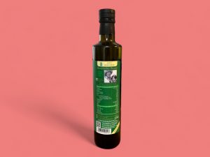 Bio Kyklos Olivenöl Flasche von hinten mit Nährwertangaben vor rosa Hintergrund